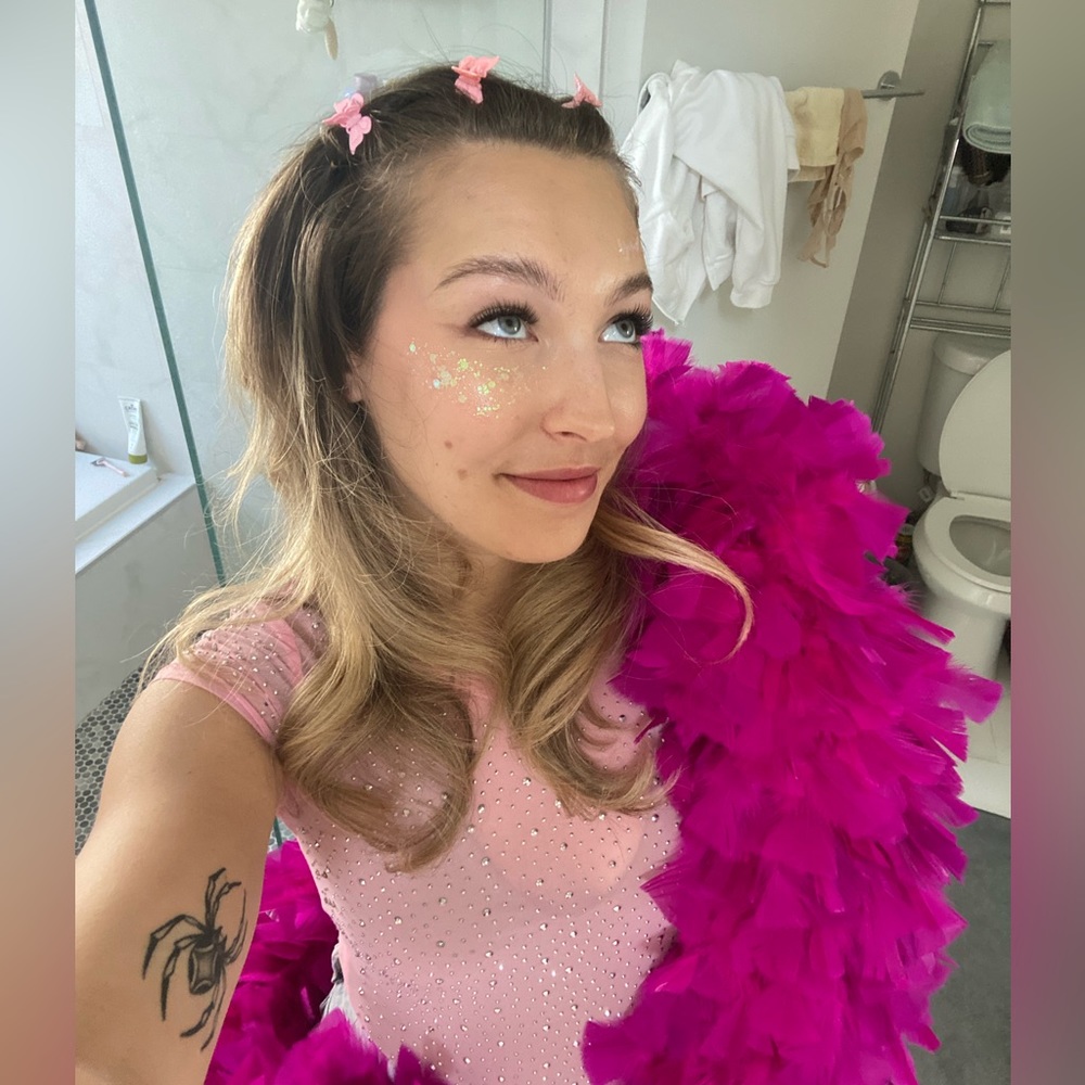 Gorgeous fluffy pink feather boa